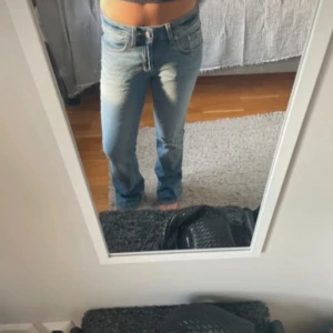 Bootcut ljusblå jeans från 157 - Säljer ett par ljusblå bootcut jeans från 157. Jeansen har klassisk femficksdesign, normalhög midja och är i mjukt denimtyg. Snygg tvätt med lite slitningar och utsvängda ben för en trendig look.