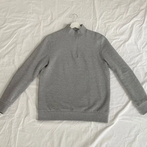 Half zip - Grå half zip. Storlek S