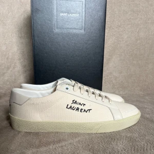 Saint Laurent skor | HELT NYA  - Helt nya saint Laurent sneaker |Dem är helt nya skick 10/10 Storleken är 41, kan fixa innermått | Ingår box, 2 dustbags | Färgen är ivory skulle säga lite beige/vita | självklart äkta, hör av er vid frågor eller funderingar!