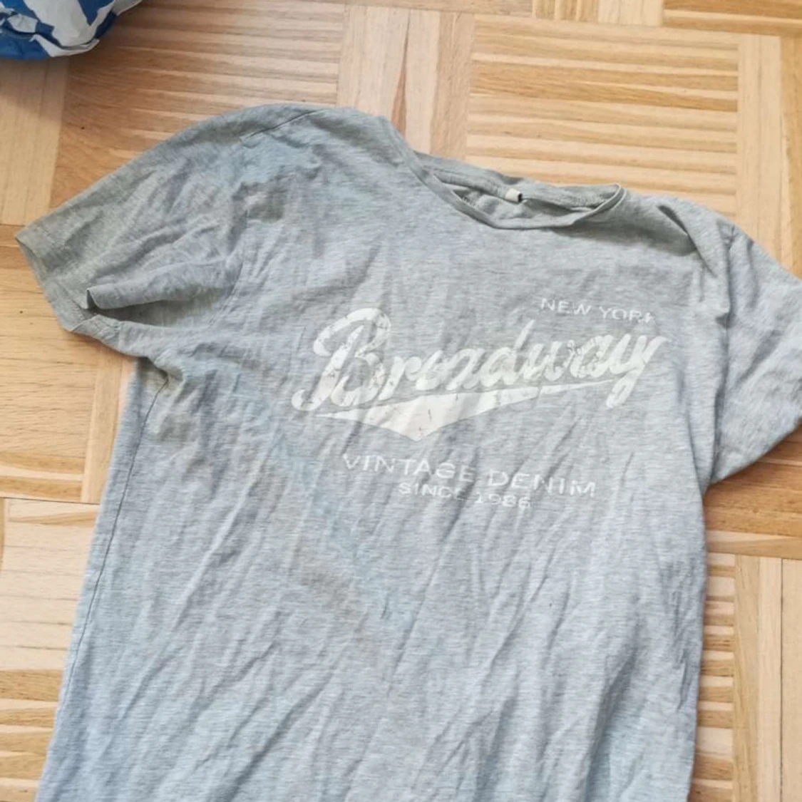 Hej! Jag säljer nu min brosars kläder hör av er vid intresse☺️ - 1