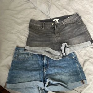 Två par jeansshorts från H&M - Säljer två par klassiska jeansshorts från H&M i storlek 38. Ett par är blå denim med uppvikta benslut och femficksmodell. Styck pris 150kr båda tillsammans 200