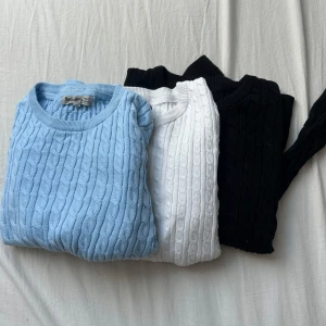 Kabelstickad tröja i blått, vitt eller svart - Kabelstickade tröjor med rund hals och ribbade muddar. Finns i ljusblå, vit och svart. Perfekt till jeans eller kjol och superenkel att styla. Tröjan är långärmad och har en klassisk, normal passform. Det går även att köpa stickpris och då kostar det 39kr st. Paketet med alla tre kostar 89kr. Skriv för fler bilder💗