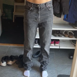 Gråa high waist jeans från Gina Tricot - Säljer ett par gråa jeans från Gina Tricot i storlek 38. De har hög midja, raka ben och klassisk femficksdesign. De är både för stora för långa för mig, jag är 170 cm💗