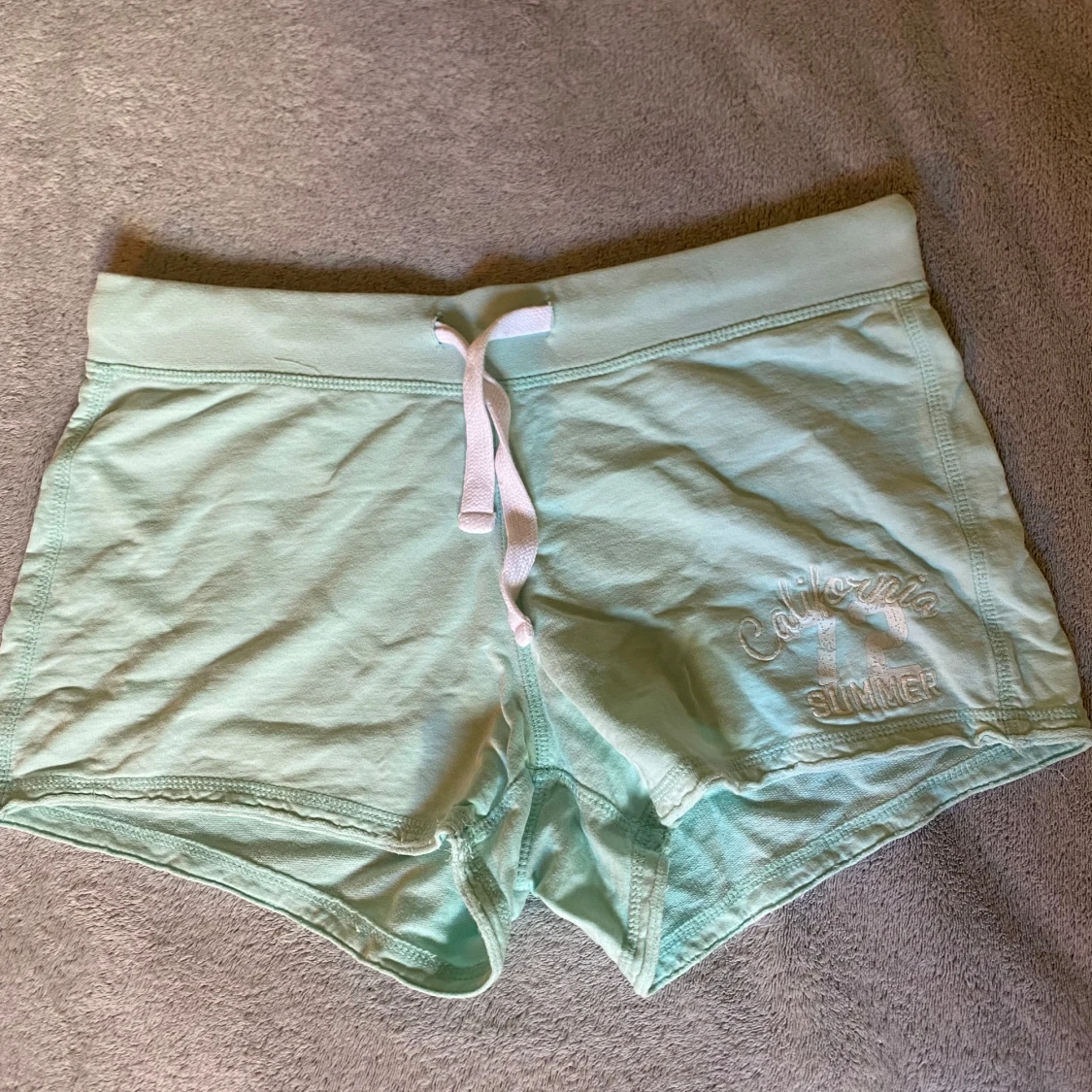 Mintgröna shorts med snörning