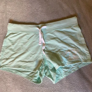 Mintgröna shorts med snörning - Snygga mintgröna shorts med vit snörning i midjan. Mjukt bomullsmaterial och avslappnad passform, perfekta för varma dagar eller chill hemma.