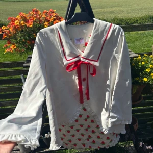 Kawaii kavaj  - Vit och rött med jordgubbar på insidan. Köpt på kawaii många år sedan, Används ej längre, jag städar ut min garderob :)