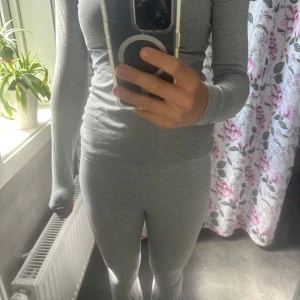 Gråa byxor  - Säljer gråa byxor från lager 157. Passar för hela dagen och är verkligen super sköna! Säljer för att dom börjar bli lite för korta för mig tyvärr💕
