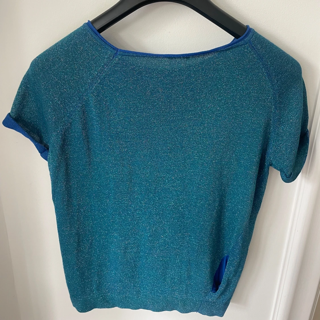 Blå glittrig Maje- topp med kort ärm - 1