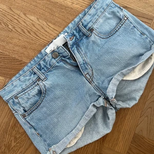 Lågmidjade jeansshorts  - Jättefina Lågmidjade shorts. Aldrig använda och tyvärr för små för mig. Står storlek 27, skulle nog säga ungefär xs/s. Skriv vid frågor ☺️