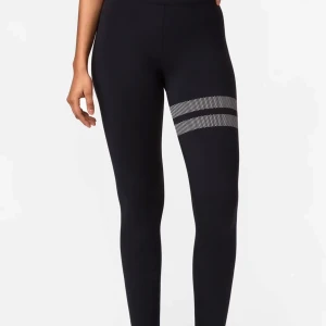 Svarta Stronger tights med vita ränder - Snygga svarta tränings tights med två vita randiga detaljer på ena låret. De är tighta och höga i midjan, perfekta för träning. Tillverkade i stretchigt syntetmaterial som sitter skönt och följer kroppen.