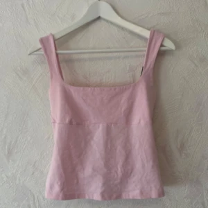 Ljusrosa topp från Bik Bok - Rosa sommar topp med knut i ryggen från Bik bok. Passar perfekt me linnebyxor, använd fåtal gånger. 