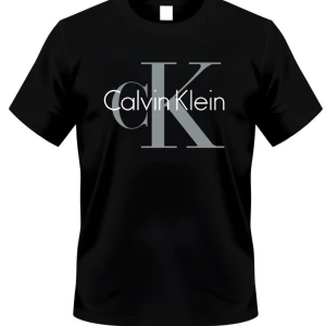 Svart Calvin Klein t-shirt med logga - Snygg svart t-shirt från Calvin Klein med stor CK-logga och text framtill. Klassisk passform och rund halsringning. Perfekt för dig som gillar stilrena och trendiga plagg med tydlig branding.