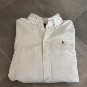 Ralph Lauren skjorta GE PRISFÖRSLAG  - Skick: 9/10 | Storlek: XS | Passar perfekt för dig som är 165-170 | Nypris: 1600 | Mitt pris: Ge prisförslag | Hör av er vid frågor. 