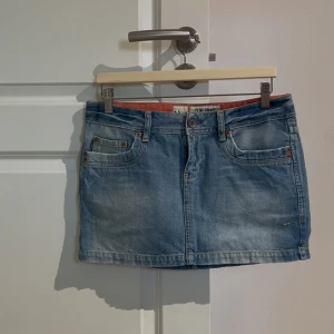 Lågmidjad LTB kjol - Jättesnygg Lågmidjad jeanskjol från LTB. Inuti står storlek L men den sitter som storlek S / M