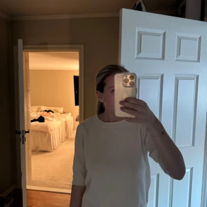 Vit/beige stickad tröja med halvärm - Enkel och stilren vit/beige stickad tröja med rund halsringning och halvärm. Tröjan har en mjuk känsla och passar perfekt till jeans eller kjol. Snygg att bära både till vardags och när du vill känna dig lite extra. Använd ett fåtal gånger 