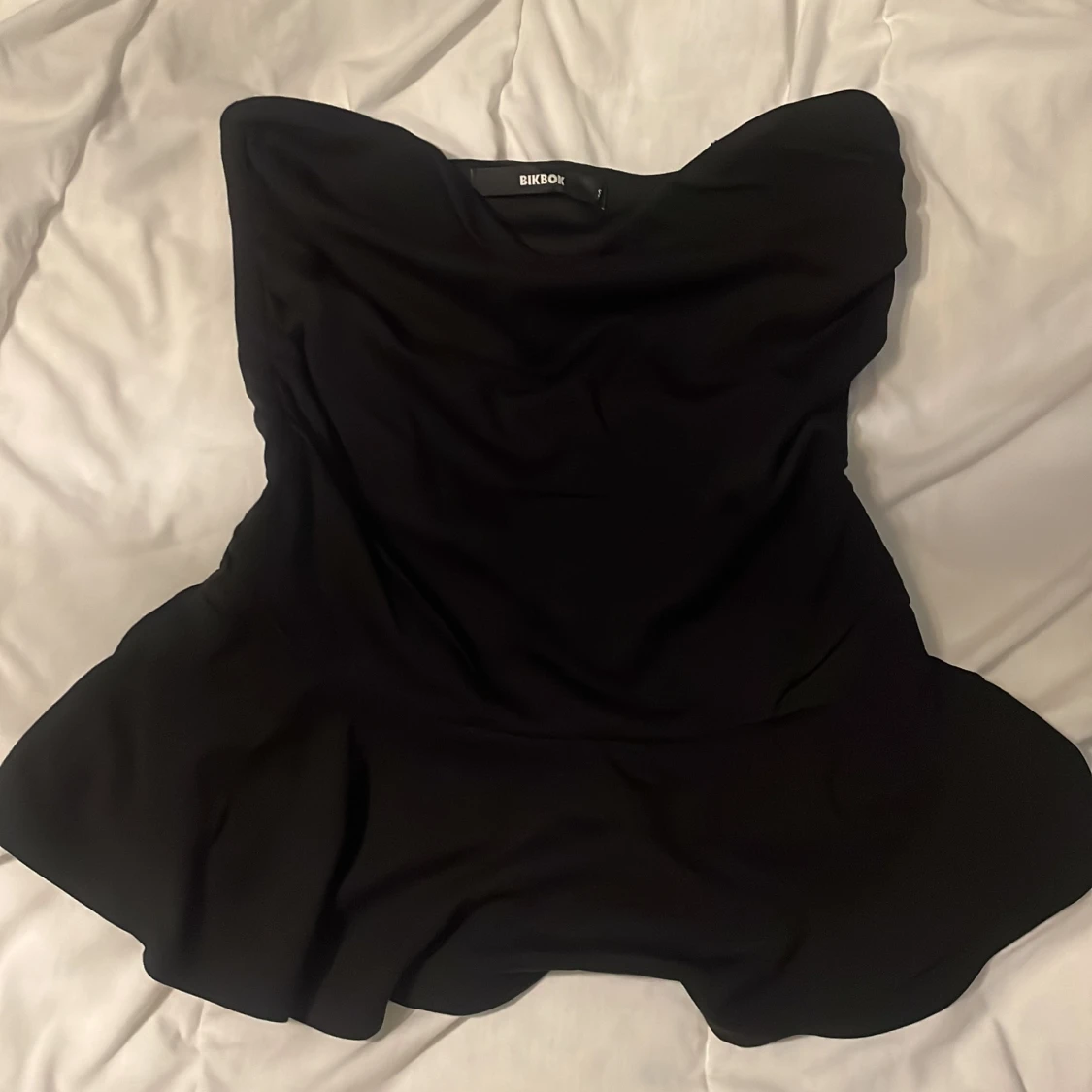 Svart axelbandslös kjol BikBok