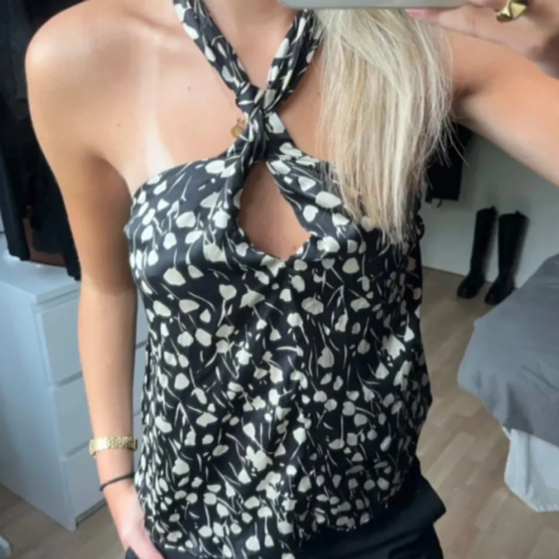 Svart mönstrad halterneck linnetopp