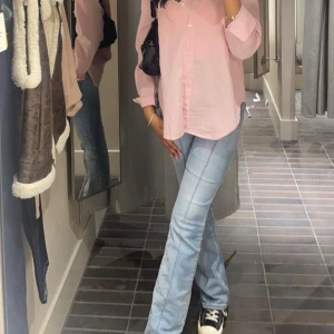 Madlady Ljusblå bootcut jeans med fickor - 👖 Snygga Madlady-jeans söker ny ägare!  Supersköna jeans i storlek 36 Tall – perfekta för dig som gillar en lite längre passform. Det finns ett litet hål vid låret, men det är knappt synligt och påverkar inte alls hur snygga de sitter 💕