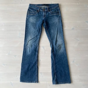 ONLY jeans  - Ett par snygga jeans från Only. Bara använt dem några få gånger innan . Köpta på Plick . Jeansen är i bra skick. Skriv gärna till mig om det finns några frågor. Priset kan diskuteras😊
