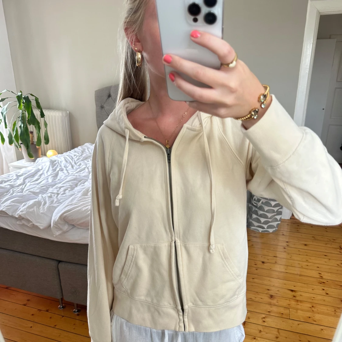 Beige hoodie med dragkedja