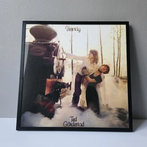 Ted Gärdestad - Albumaffisch, 31.5x31.5cm - Ted Gärdestad - Upptåg albumaffisch, 31.5x31.5cm  Passar bra i IKEAs tavelram Lomviken!  Skickas i papprulle - Ramen ingår inte!