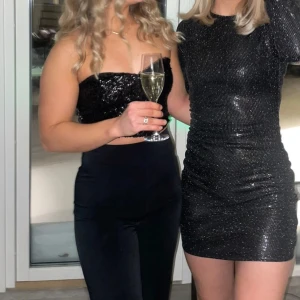 Glitter korsettopp - Säljer denna jättesnygga glittriga korsettopp ifrån Nakd💞