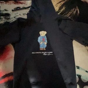 Svart hoodie Polo Bear Ralph Lauren - Säljer ny Ralph lauren hoddie. Priset kan diskuteras vid affär 