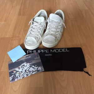 Vita sneakers från Philippe Model - Tja säljer dessa riktigt feta Philip models skor för ett riktigt bra pris allt på bild följer med dustbag och lapparna  följer med vid köp storlek 41 men passar även  som 42 hör av er om ni är intresserade kan gå ner i pris vid snabb affär 