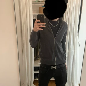  merinoull full zip - Säljer en riktigt fet merinoull tröja från Riley i väldigt fint skick storlek m finns fler frågor är det bara att skriva 🙌