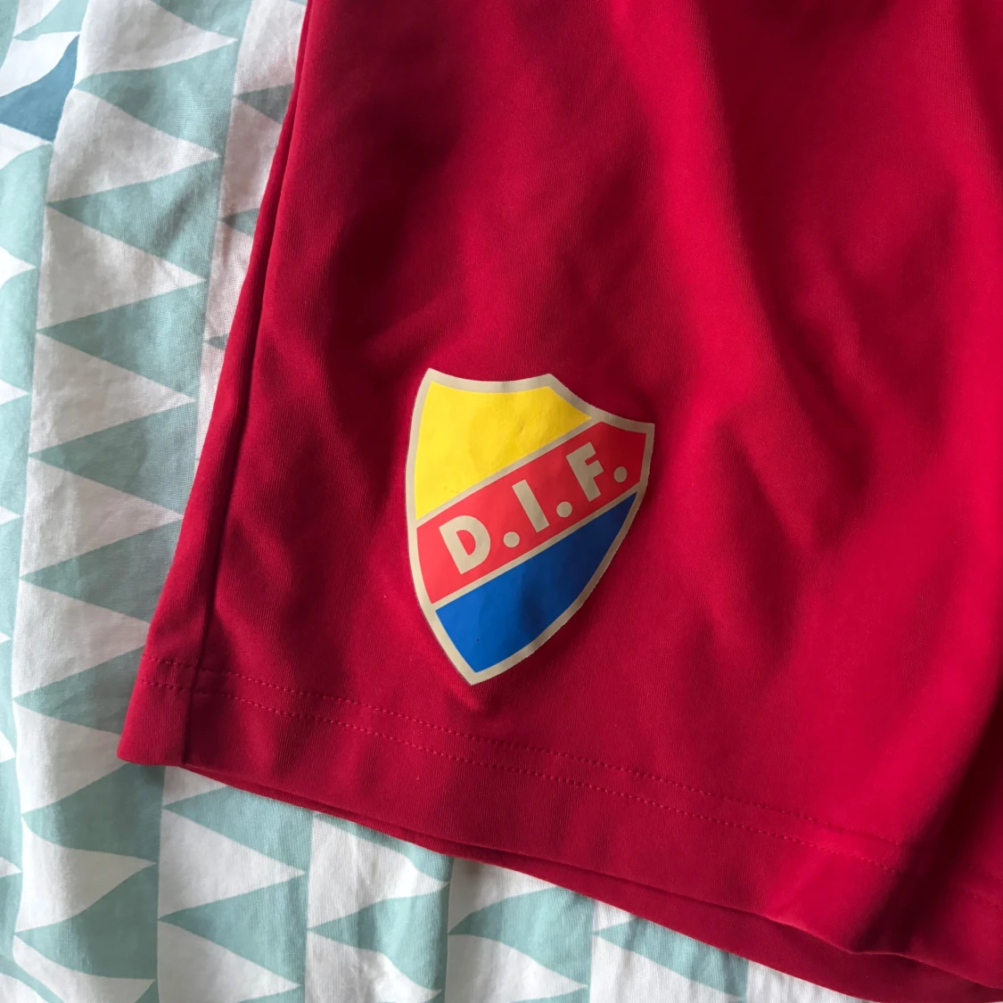 Röda DIF Adidas shorts med VW-logga - 2