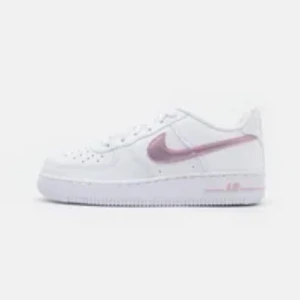 Nike Air Force 1 - Nike Air Force 1 sneakers i vitt skinn med en metallic rosa swoosh på sidan. Klassisk låg modell med perforerad tå, snörning och platt sula. Snygg kontrast mellan det vita och den rosa detaljen, perfekt för dig som gillar stilrena men ändå unika sneakers.