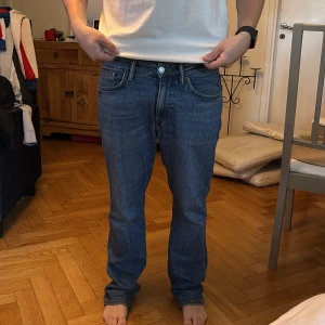 Hm jeans i rakmodell - Jeans från Hm i en fin blå färg. Lite lösare och raka i modell. Säljer då de inte kommer till användning. 
