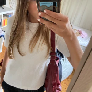 Vit stickad T-shirt - En jätte söt stickad t shirt som är perfekt till hösten, våren. Den är använd få gånger och är i bra skick💓