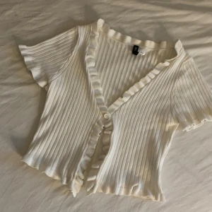 vit volang kofta - I storlek S knappt använd