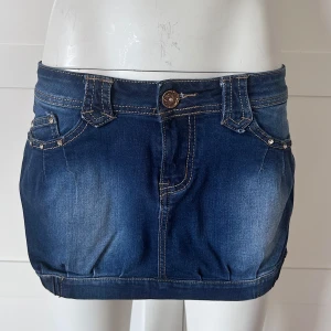 Lågmidjad jeanskjol - Midjemått: 76 Längd: 29  Säljer massvis med fler lågmidjade bootcut jeans och lågmidjade jeansshorts! Så kika in min profil💘💘