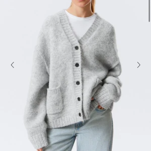 Grå stickad kofta från weekday  - Säljer denna ljusgråa stickade tröjan från weekday. Storlek xs men oversized så passar en s/m. Aldrig använd och lappen sitter kvar.   Nypris: 670kr ❤️