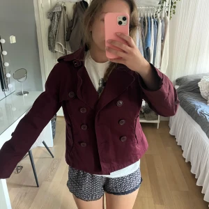 Jacka/kappa - Säljer denna kappan från yessica i storlek S. Jag upplever att den är liten i storleken då den sitter ganska tajt på mig som brukar ha S. Den är köpt på Vinted, men säljer den för att den inte är min stil. Hör av dig vid frågor eller funderingar! ❣️ (priset kan diskuteras)