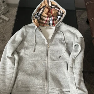Grå burberry hoodie - Grå burberry hoodie som är knappast använda pågrund utav storlek, väldigt bekväm och värmer när de behövs. 