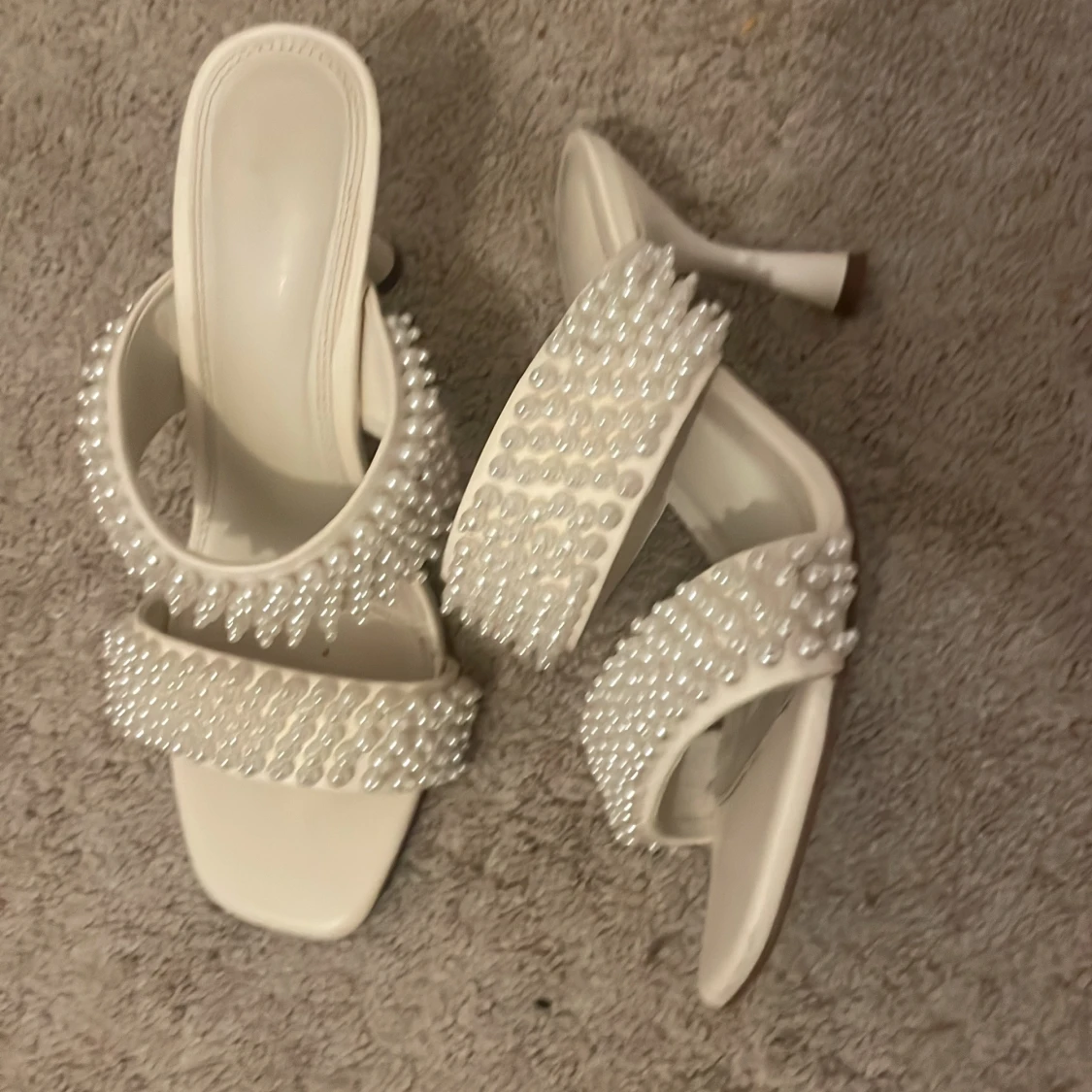 Vita sandaler med pärldetaljer och klack - 1