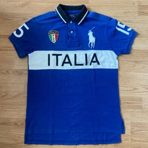 Ralph Lauren Italia Pike  - !skicka bud för snabb affär! Tvär fet Ralph lauren Italia pike, storlek M i super bra skick. Äkta såklart till skillnad från de flesta på plick. Skriv om ni undrar någonting 📲💯
