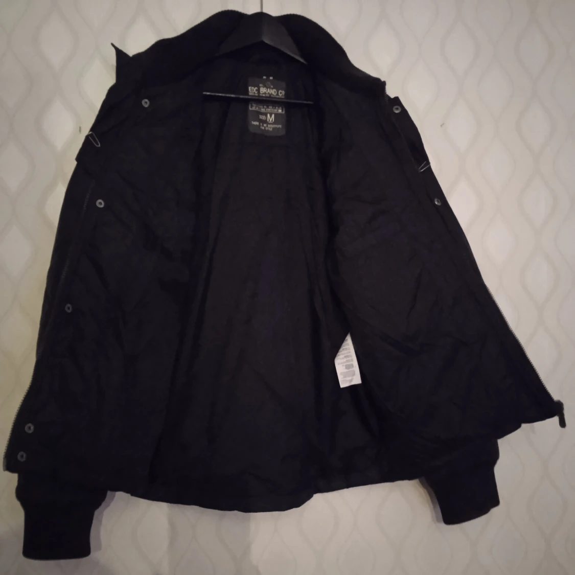 Svart quiltad jacka från EDC Brand Co - 1