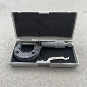 0-25mm Mikrometer 0.01mm - Upptäck precision med denna mikrometer! Perfekt för dig som gillar teknik, mätning och exakta projekt. Mäter 0-25mm med 0.01mm noggrannhet. Levereras i skyddande etui med justeringsnyckel – redo för dina kreativa eller tekniska utmaningar.