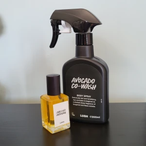 Lush Chelsea Morning & Avocado Co-Wash - Säljer två dofter från Lush: Chelsea Morning 30 ml, samt Avocado Co-Wash body spray 200 ml. Båda är helt nya, endast testade. Perfekt layering-kombo om man gillar gourmandiga citrus- och vaniljdofter. (Nypris 395 st). Bara att skriva vid frågor 🩷 Priset kan diskuteras, samma sak om du vill köpa ena 🌸