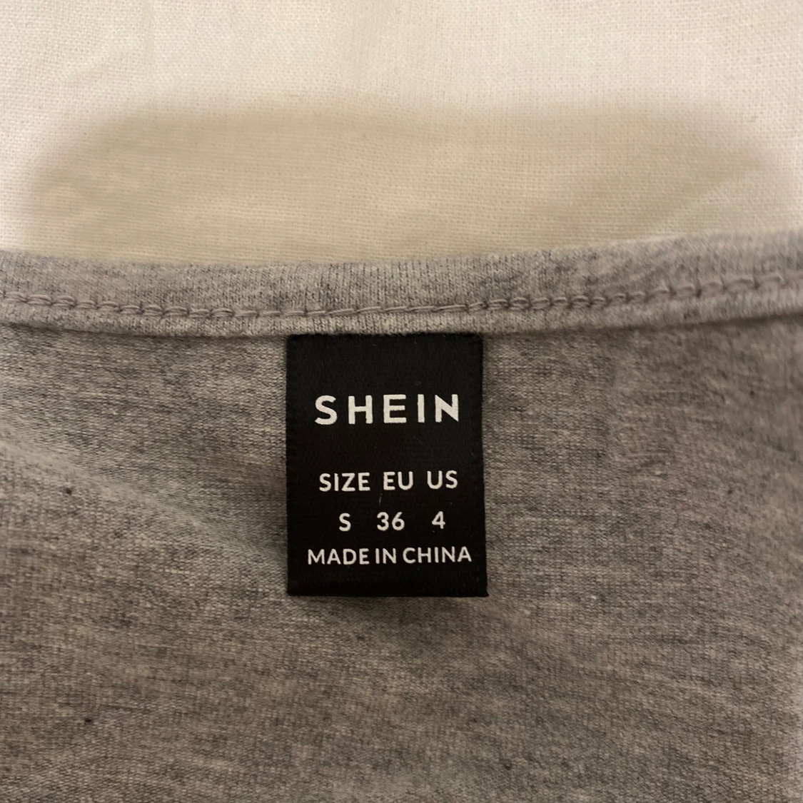 Grå croppad topp från SHEIN - 2