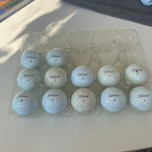 Titleist bollar Pro v1s 12 st  - Hej jag säljer golf bollar pro v1s 12 st och alla är vita