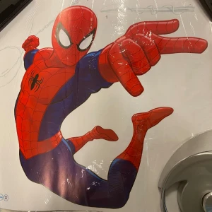 Spindelmannen Barn Vägg Klistermärken  - Perfekt för dig som gillar superhjältar, action och äventyr. Färgstarka illustrationer och en ikonisk hjälte gör denna bok till ett måste för alla unga fans av Marvel-universumet.  