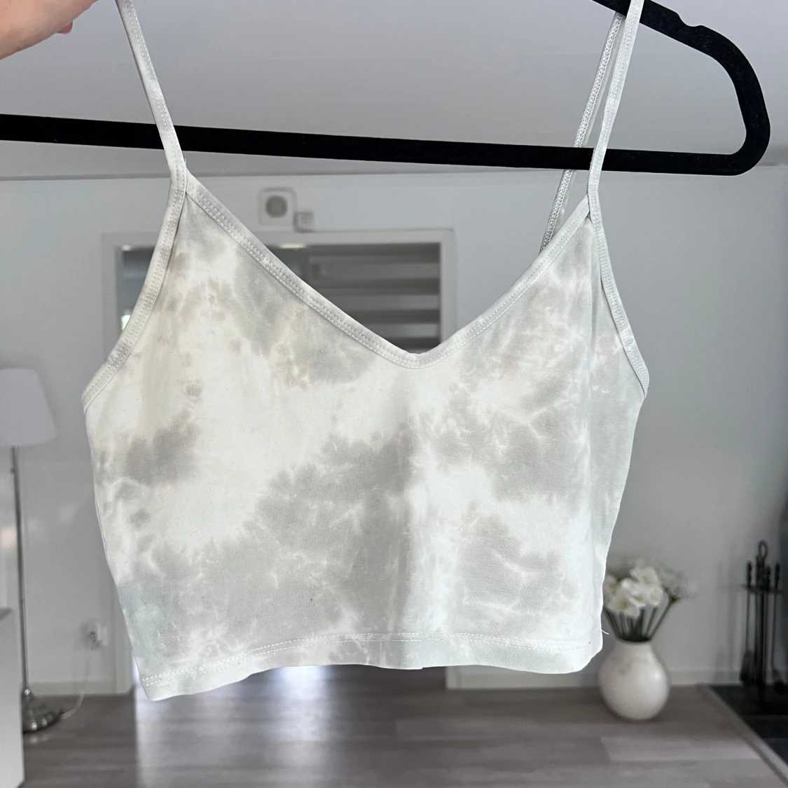 Ljusgrå tie-dye topp från Zara
