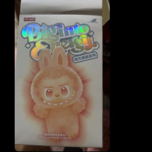 Labubu - En färgstark och unik samlarbok/box från Pop Mart med en söt och fluffig figur i kanindräkt. Perfekt för dig som gillar coola och annorlunda samlarprylar med lekfull design och regnbågsfärgade detaljer. Passar dig som vill ha något extra på hyllan!