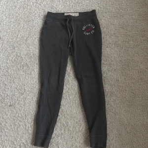 Vintage hollister mjukisbyxor - Säljer dessa mörkgråvintage mjukisbyxorna från Hollister!! Bra skick i stl xs