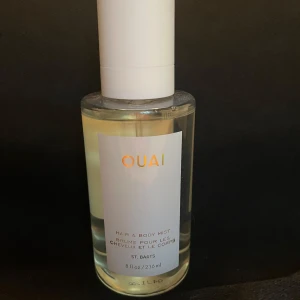 OUAI St. Barts Hair & Body Mist - Fräsch och tropisk hår- och kroppsmist från OUAI i doften St. Barts. Kommer i en genomskinlig glasflaska med vit etikett och lock, rymmer 236 ml. Perfekt för att ge både hår och hud en lätt, lyxig doft med sommarkänsla. Endast testad så den är som ny! 